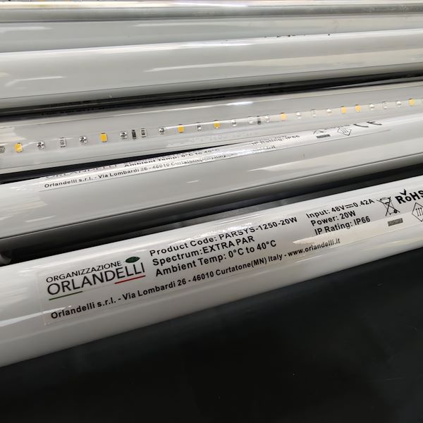 Gitterwagen 1350 mit TUBE EXTRA PAR LED-Pflanzenleuchten