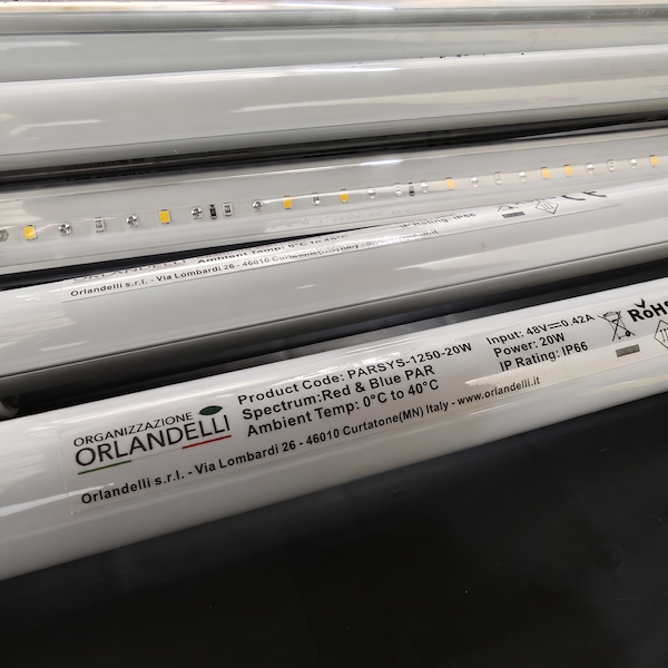 Carrello a griglia 1350 con luci led TUBE RED&BLUE PAR fioritura con nr. 4 ripiani in plastica nera rinforzata e nr. 8 lampade