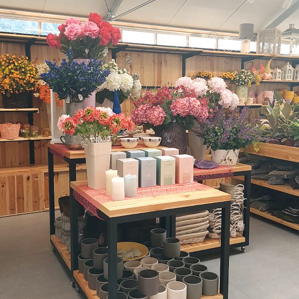 tavolo con due ripiani in legno su ruote