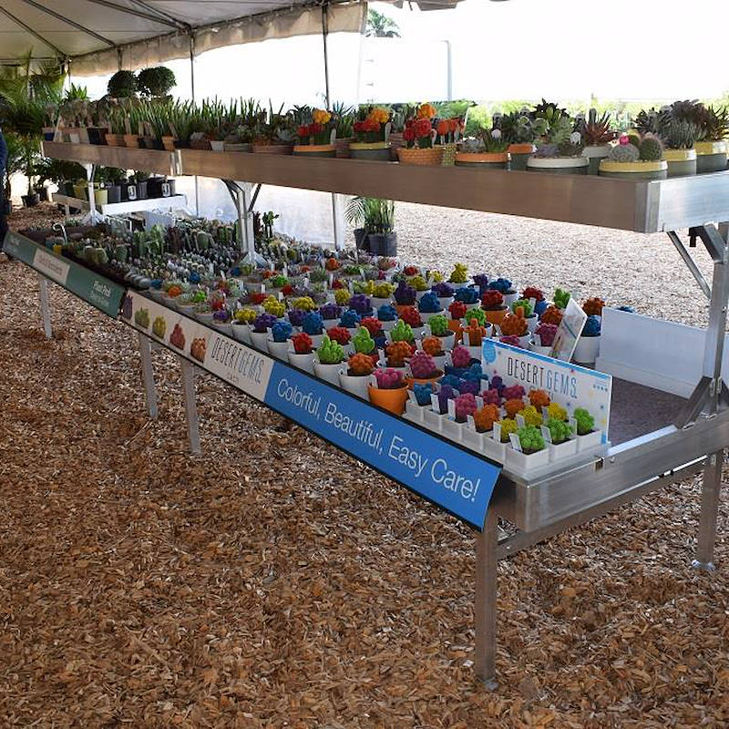 ERHÖHTER VERKAUFSTISCH AUS ALUMINIUM