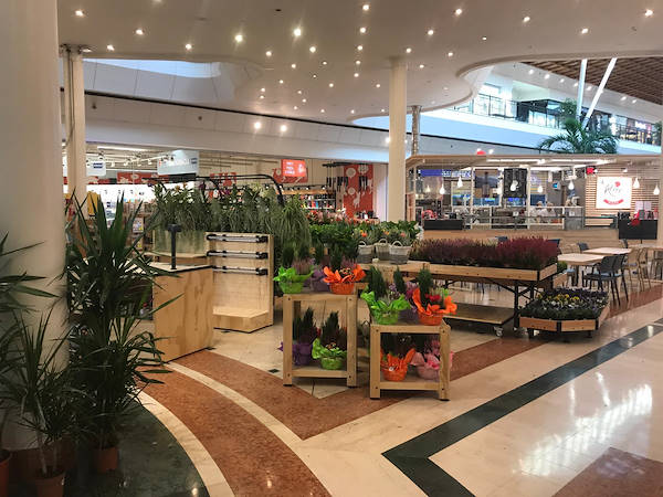 Isola espositiva nella galleria commerciale