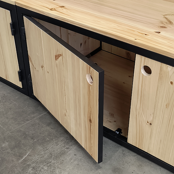 Regal mit Naturholzboxen und schwarz lackiertem Eisenprofil