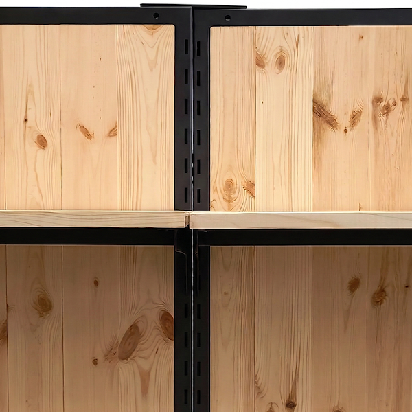 Regal mit Naturholzboxen und schwarz lackiertem Eisenprofil