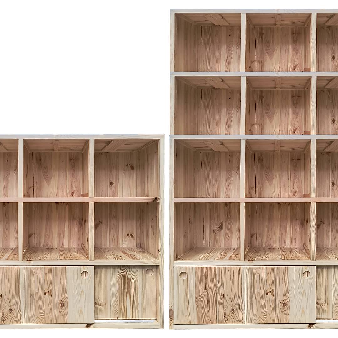 Holzregale mit Fachböden