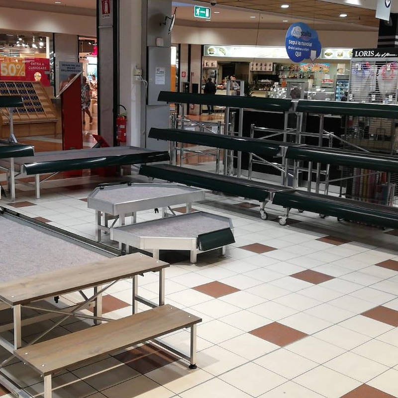 Stufenverkaufstisch mit 2 Ebenen aus Holz